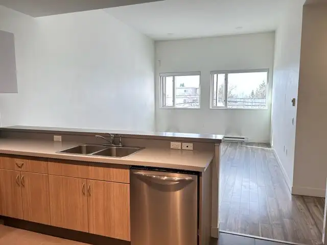 2BR - Bright & Spacious Apartment on Commercial Drive - $2650 - Photo 5