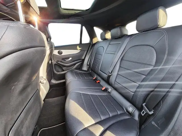 2022 Mercedes-Benz GLC 300 AWD | Apple CarPlay | Panoramic Su... - Photo 11