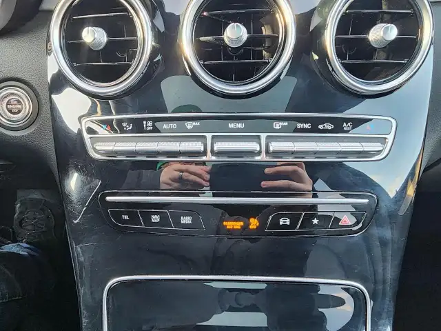 2022 Mercedes-Benz GLC 300 AWD | Apple CarPlay | Panoramic Su... - Photo 13