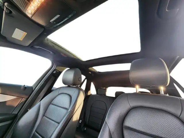 2022 Mercedes-Benz GLC 300 AWD | Apple CarPlay | Panoramic Su... - Photo 18