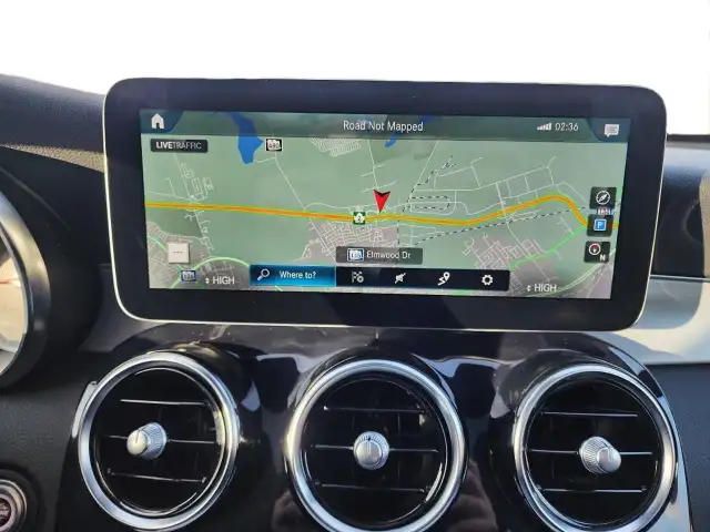 2022 Mercedes-Benz GLC 300 AWD | Apple CarPlay | Panoramic Su... - Photo 20