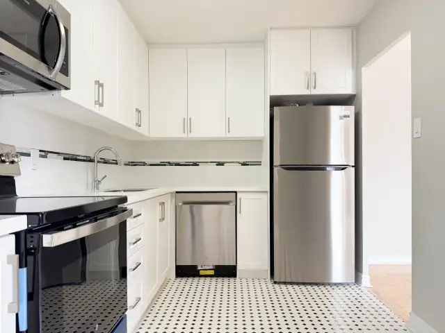 Etobicoke 3 Bedrooms Apartment for Rent - 440 Rathburn Road - Photo 4