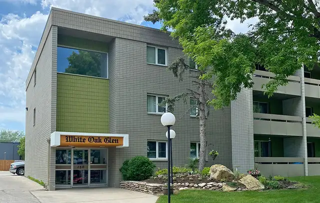 Quiet and Peaceful Neighbourhood - ALL UTILITIES & CABLE INCL. - Photo 2