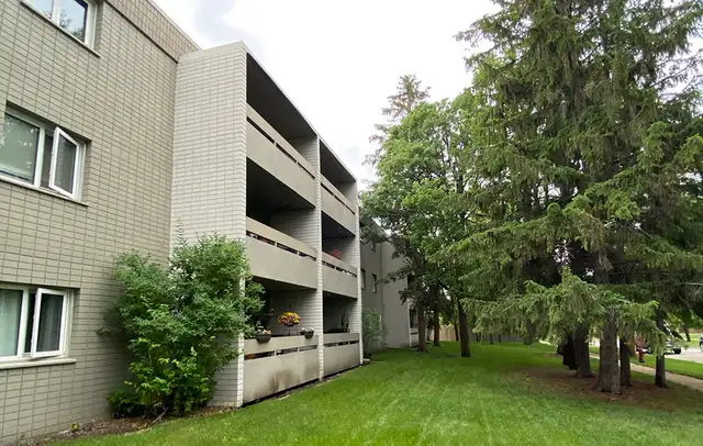 Quiet and Peaceful Neighbourhood - ALL UTILITIES & CABLE INCL. - Photo 3