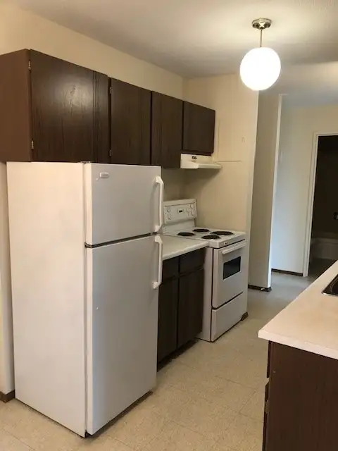 Quiet and Peaceful Neighbourhood - ALL UTILITIES & CABLE INCL. - Photo 5