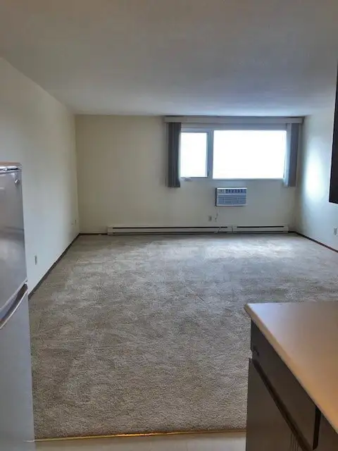 Quiet and Peaceful Neighbourhood - ALL UTILITIES & CABLE INCL. - Photo 8