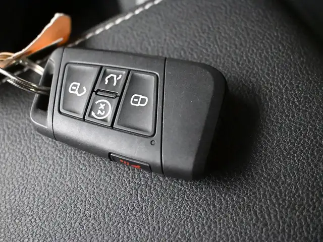 2025 Volkswagen Taos COMFORTLINE 4MOTION LOW MILEAGE! HEATED SEA - Photo 5