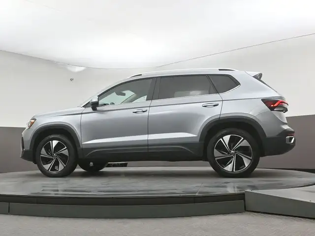 2025 Volkswagen Taos COMFORTLINE 4MOTION LOW MILEAGE! HEATED SEA - Photo 39