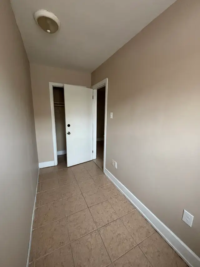 All util incl, close 2 hospital & shopping! Laundry on site @515 - Photo 3