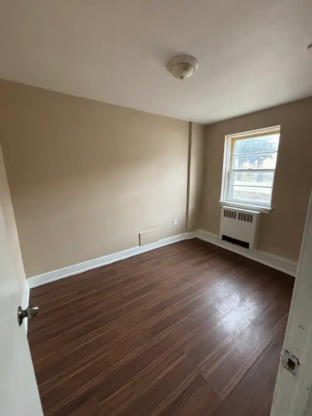 All util incl, close 2 hospital & shopping! Laundry on site @515 - Photo 4