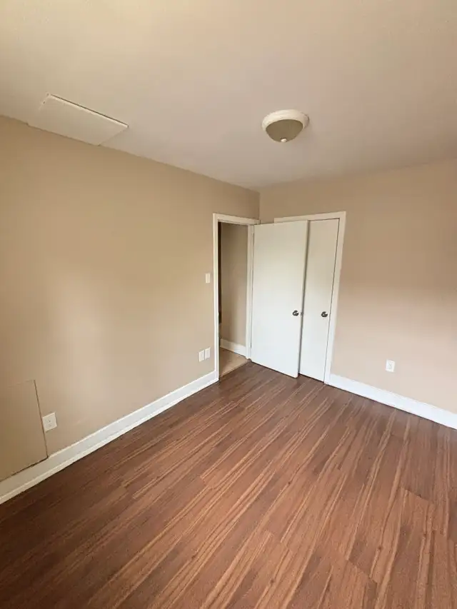 All util incl, close 2 hospital & shopping! Laundry on site @515 - Photo 5