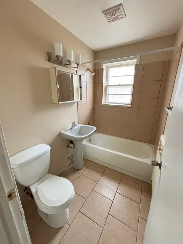 All util incl, close 2 hospital & shopping! Laundry on site @515 - Photo 6