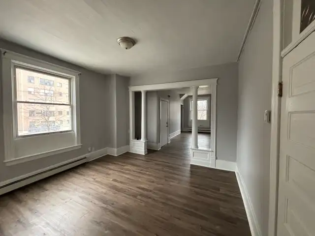 1st Month Free for this large 2 bdrm @ 136 Victoria St - Photo 2