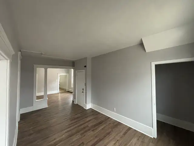 1st Month Free for this large 2 bdrm @ 136 Victoria St - Photo 3