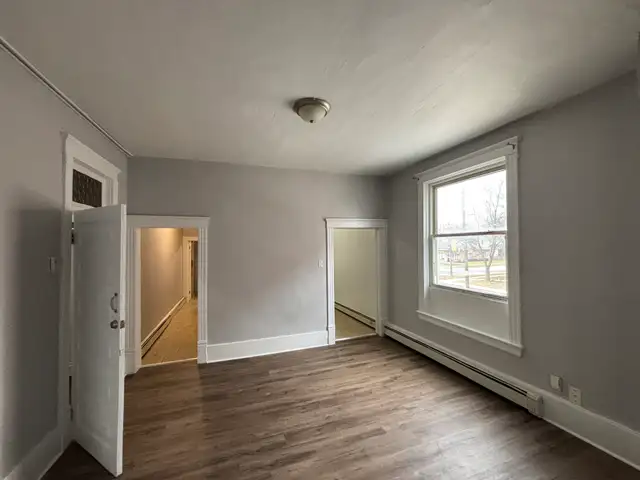 1st Month Free for this large 2 bdrm @ 136 Victoria St - Photo 4