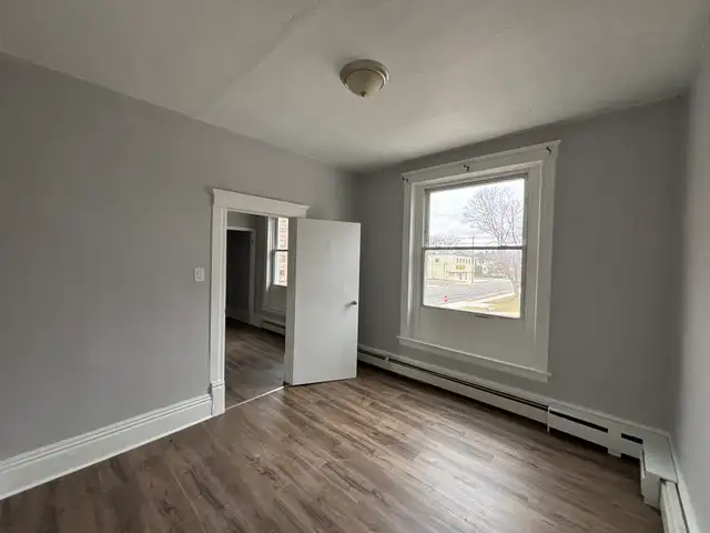 1st Month Free for this large 2 bdrm @ 136 Victoria St - Photo 6