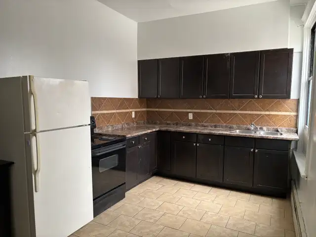 1st Month Free for this large 2 bdrm @ 136 Victoria St - Photo 8