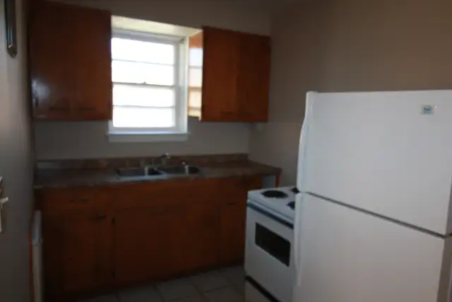 All inclusive 2 Bedroom Close to hospital & shopping! @515 Londo - Photo 5