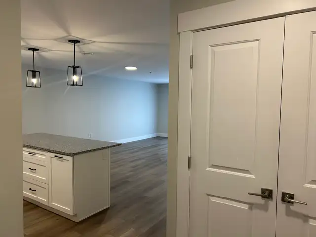 405-20 Patience Ln, 2Beds TOP FLOOR w/balcony!  Avail July 1 - Photo 2