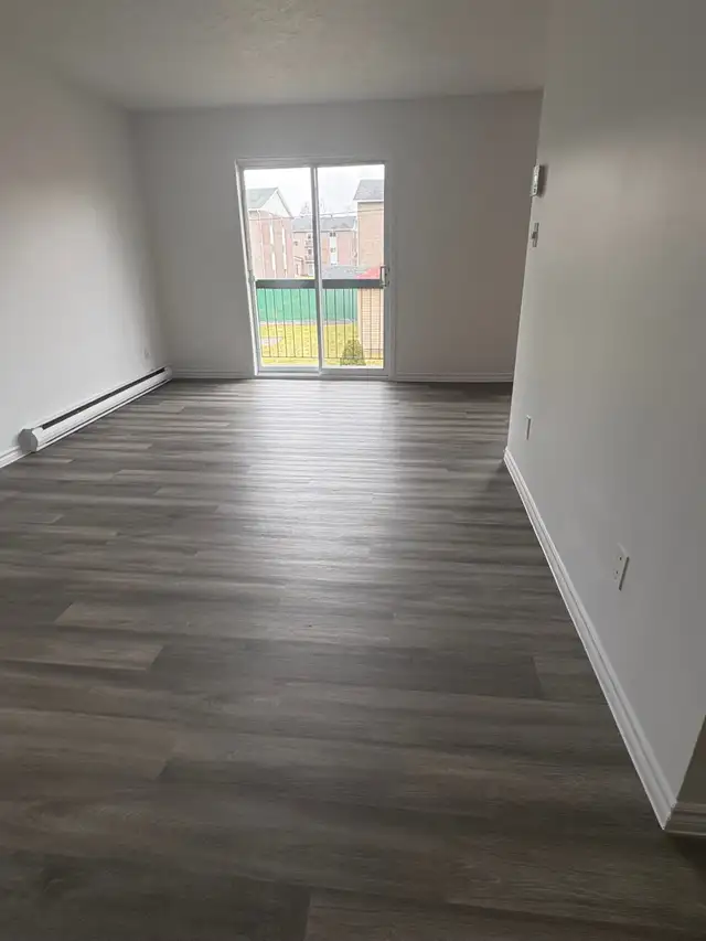 Granby 4 1/2 libre MAI  55 ANS ET PLUS NON FUMEUR NON ANIMAUX - Photo 2