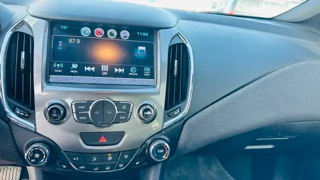 2017 Chevrolet Cruze 4dr Sdn 1.4L LT w/1SD - Photo 11