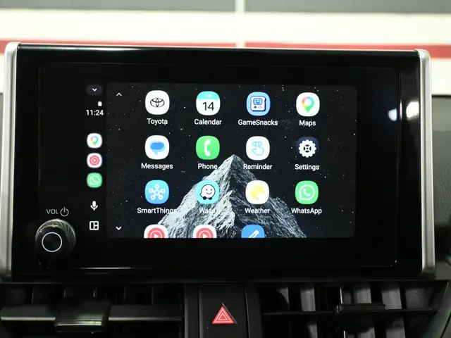 2024 Toyota RAV4 LE No Accident Radar Cruise Lane Assist Blind S - Photo 17