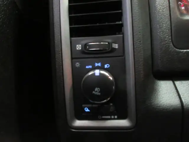 RAM 1500 CLASSIC 2022 EXPRESS NIGHT EDITION V-8 5.7 HEMI 4X4 SIE - Photo 11