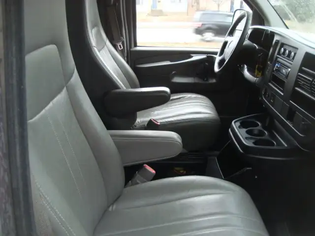 2014 GMC Savana CARGO VAN - Photo 6