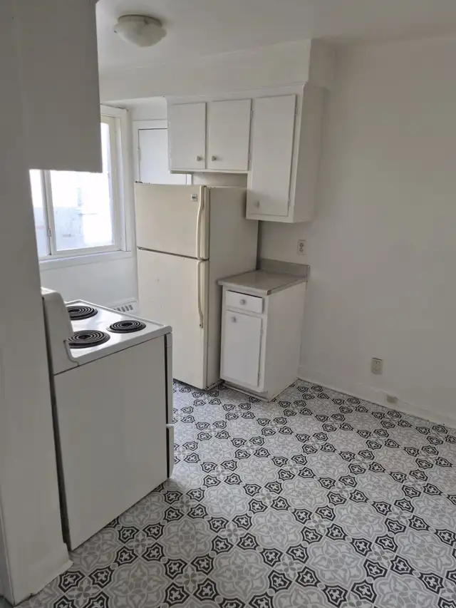 Lasalle Magnifique Grand 2 ½ disponible pour maintenant ou mai - Photo 2