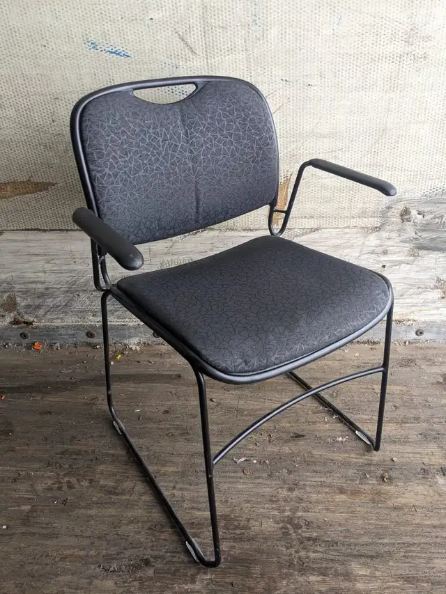 Groupe Lacasse Black Visitor Chair-Excellent Condition-Call us! - Photo 2