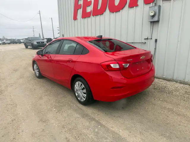 2017 Chevrolet Cruze - Photo 2