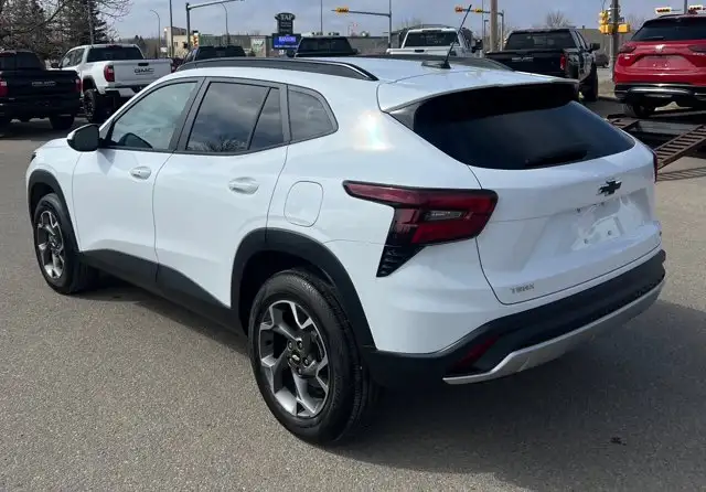 2025 Chevrolet Trax LT - Photo 3