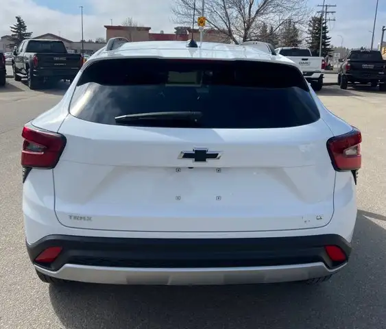 2025 Chevrolet Trax LT - Photo 4