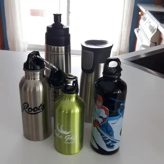 10 CONTENANTS D'EAU OU CAFÉ, 6 MÉTAL 4 PLASTIQUE: $3.00 CHACUN