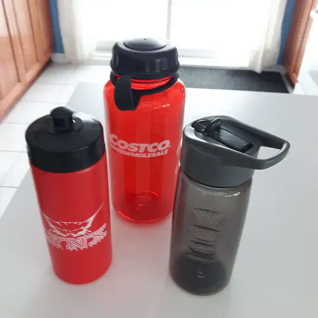 10 CONTENANTS D'EAU OU CAFÉ, 6 MÉTAL 4 PLASTIQUE: $3.00 CHACUN - Photo 2