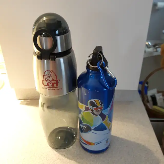 10 CONTENANTS D'EAU OU CAFÉ, 6 MÉTAL 4 PLASTIQUE: $3.00 CHACUN - Photo 3