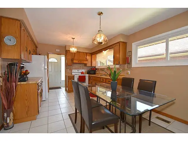 All-Inclusive 1 FEMALE Main-Floor Room – NOT basement - Photo 2