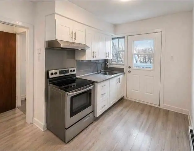 3 ½ Disponible 1er Mai Metro Parc