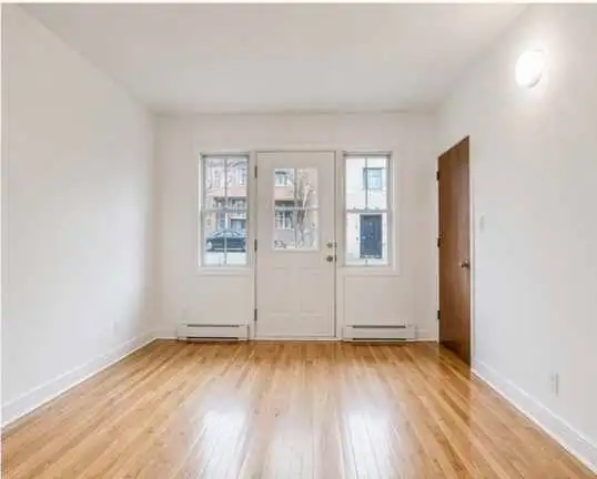 3 ½ Disponible 1er Mai Metro Parc - Photo 5