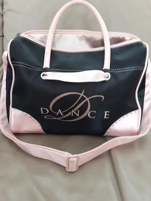 BEAU SAC À MAIN NEUF ROSE NOIR 9'HAUx12'LAR  BANDOULIÈRE: $15.00