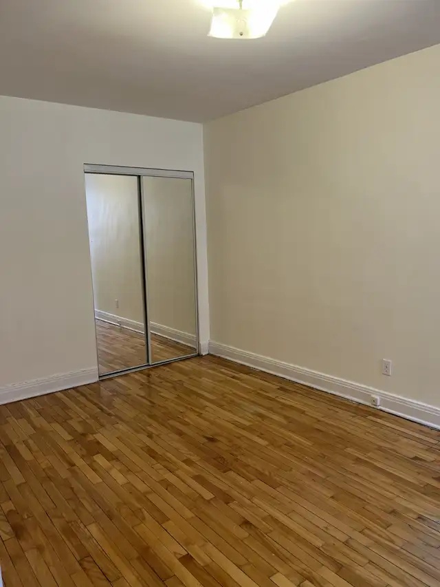 CDN. 5.5  LARGE  , BRIGHT, RENOV. - Photo 4