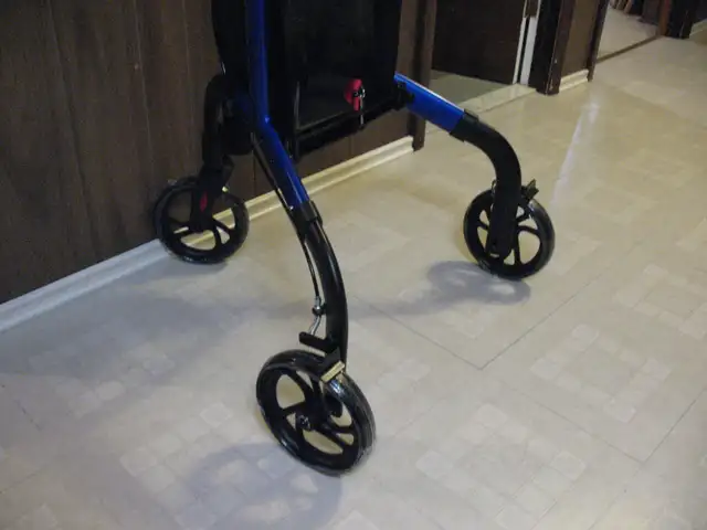 BRAND NEW, 3 Wheel Rollator/Walker - Photo 5