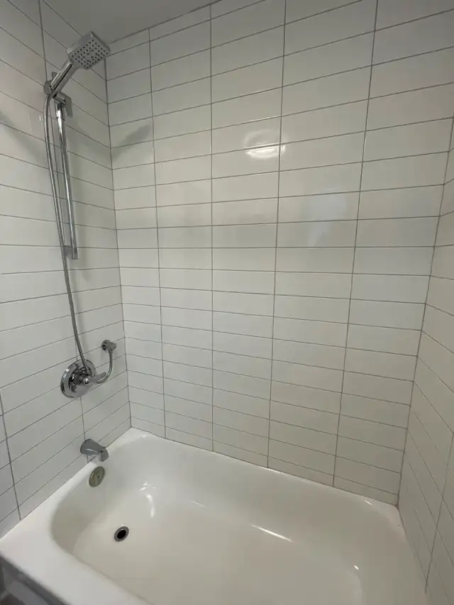 AFFORDABLE 1 Bdrm Apartment – WALK TO DOWNTOWN & TRENT BUS! - Photo 4