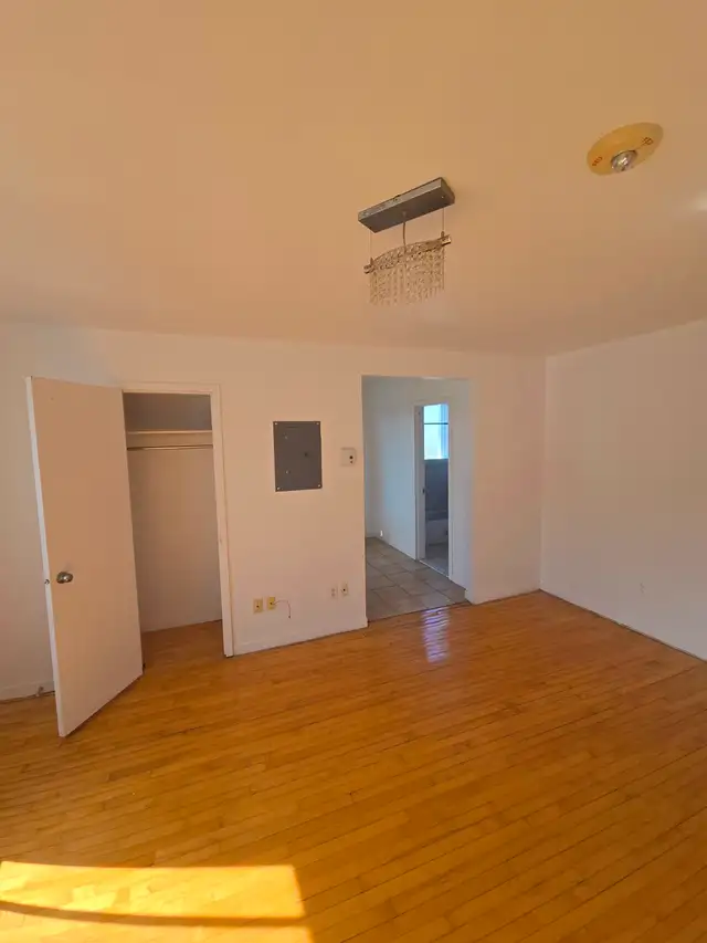 Beau 2 1/2 À LOUER – Libre- MÉTRO PARC - Photo 6