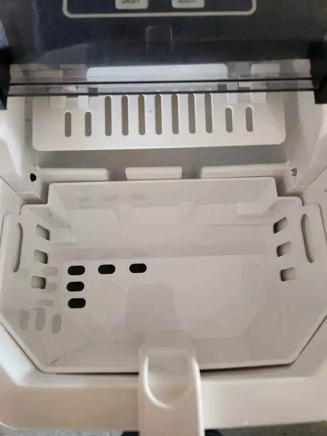 ICE MACHINE BOWMANVILLE - Photo 2