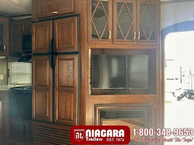 2014 KEYSTONE LAREDO 300RL Fifth Wheel - Photo 10