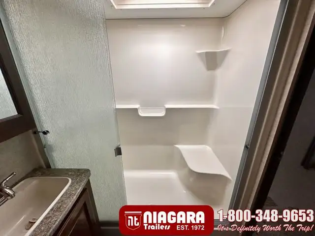 2014 KEYSTONE LAREDO 300RL Fifth Wheel - Photo 21