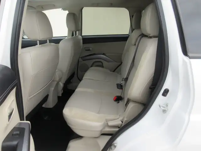 2011 Mitsubishi Outlander LS - Photo 10