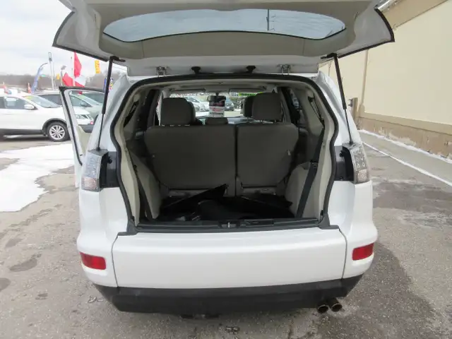 2011 Mitsubishi Outlander LS - Photo 13