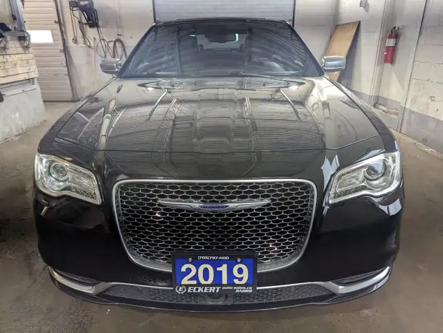 2019 Chrysler 300 300C PLATINUM EDITION WITH NAVIGATION! - Photo 2